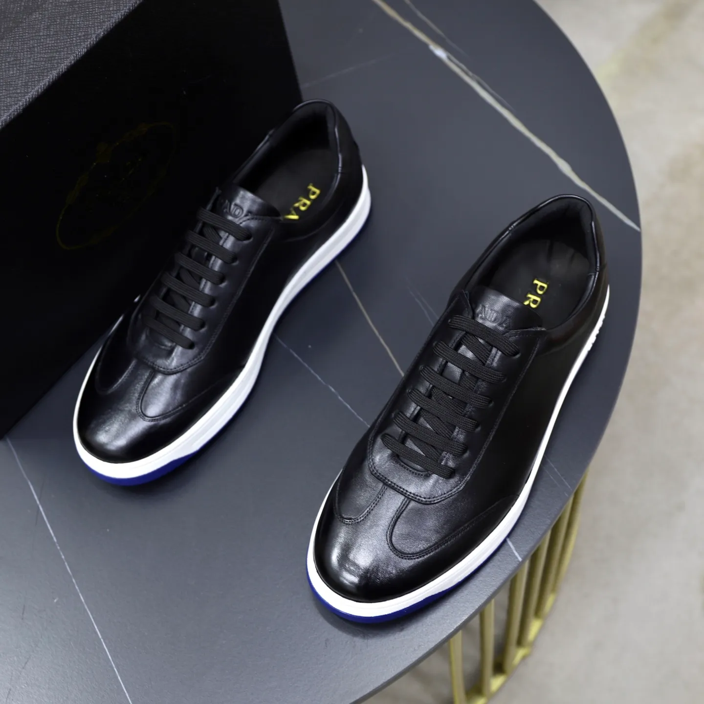 Factory price: 💰640 Prada classic men’s lace-up casual shoes | Imported cowhide upper | Upper stitching layered design, light and breathable | Soft and comfortable | Decorated with PRADA letters on the side | Distinctive sports style, showing the brand style | Lightweight concave and convex pattern rubber soles | Matched with cowhide foot pad lining | Excellent foot feel, fashionable and elegant | Size: 38-44 (45 customized)